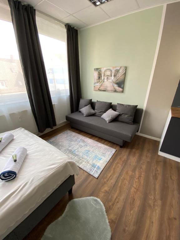 uma pequena sala de estar com um sofá em 1. Zimmer Apartment neu Möbliert em Trossingen