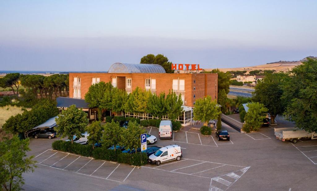 eine Luftansicht eines Gebäudes mit einem Parkplatz in der Unterkunft La Colina in Geria