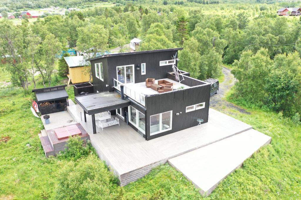 een overzicht van een zwart huis in een veld bij Sand Beachhouse 