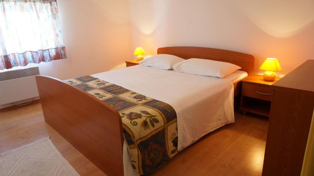 Ένα ή περισσότερα κρεβάτια σε δωμάτιο στο Apartments Sandra