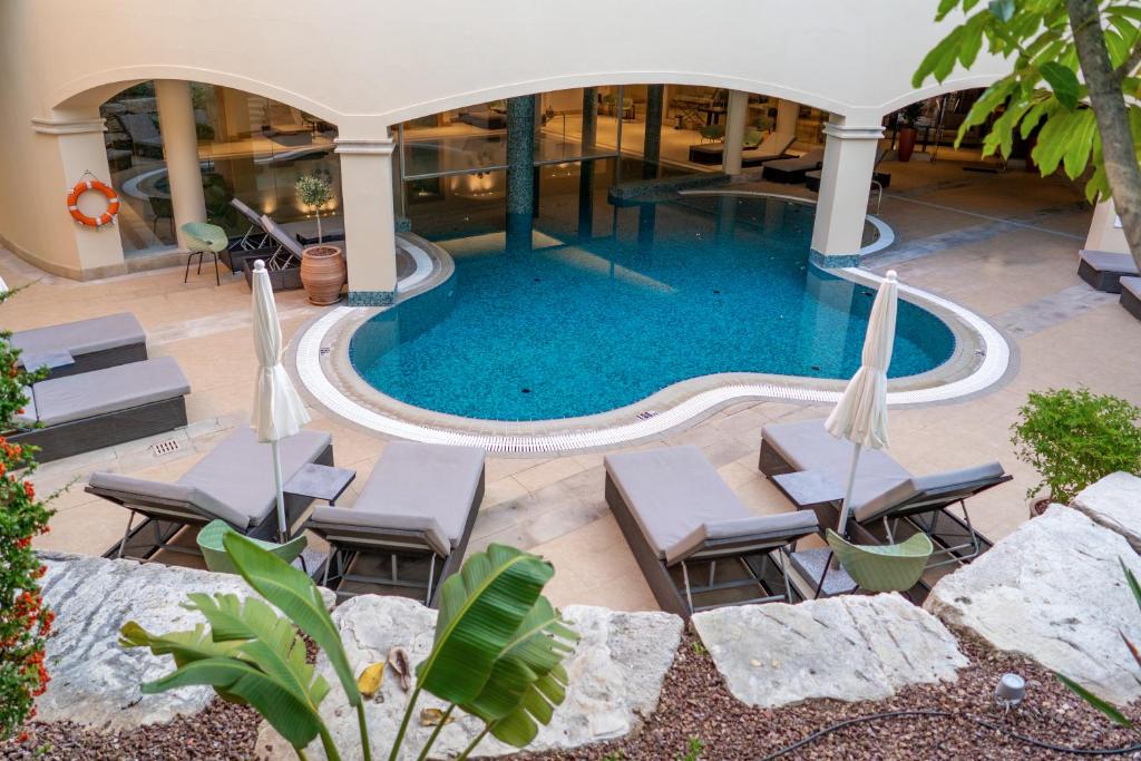 Bazén v ubytování Aphrodite Hills Hotel nebo v jeho okolí
