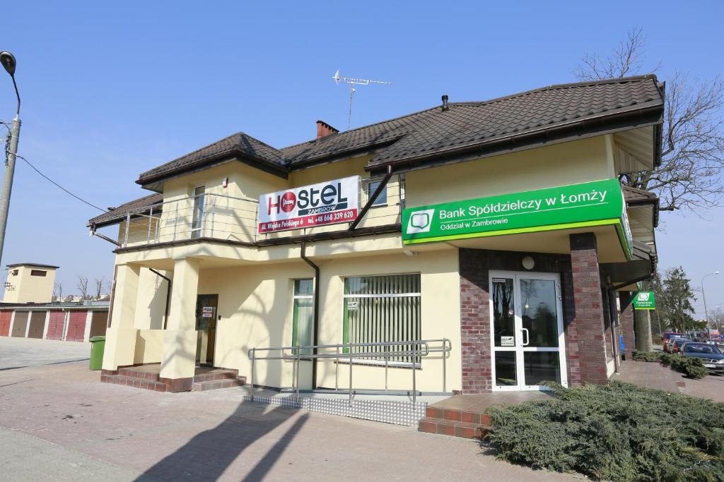 um edifício com uma placa na frente dele em Hostel Zambrow em Zambrów