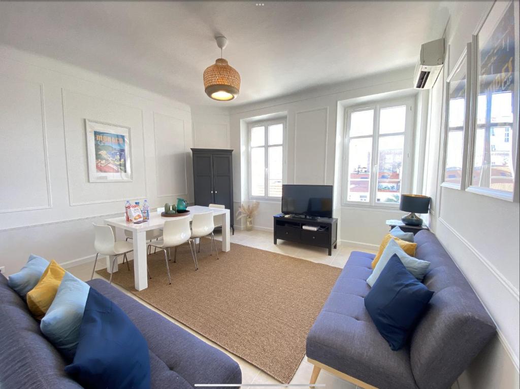 sala de estar con sofá azul y mesa en Nice 2 bedrooms Meynadier at 2 min Beach/Palais, en Cannes