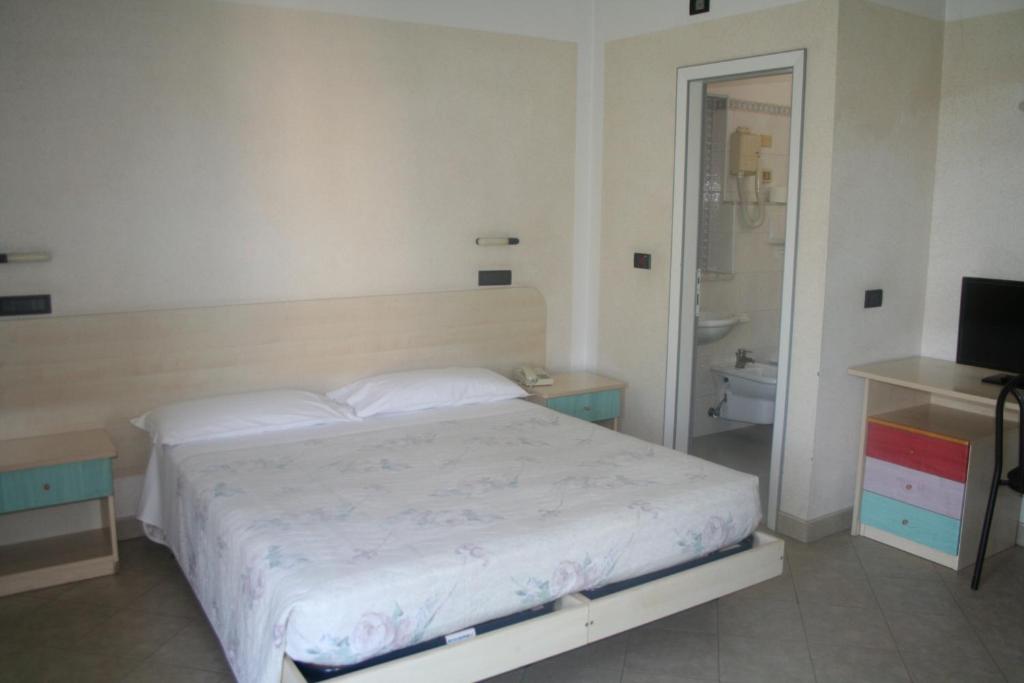 Postel nebo postele na pokoji v ubytování Hotel Saint Tropez