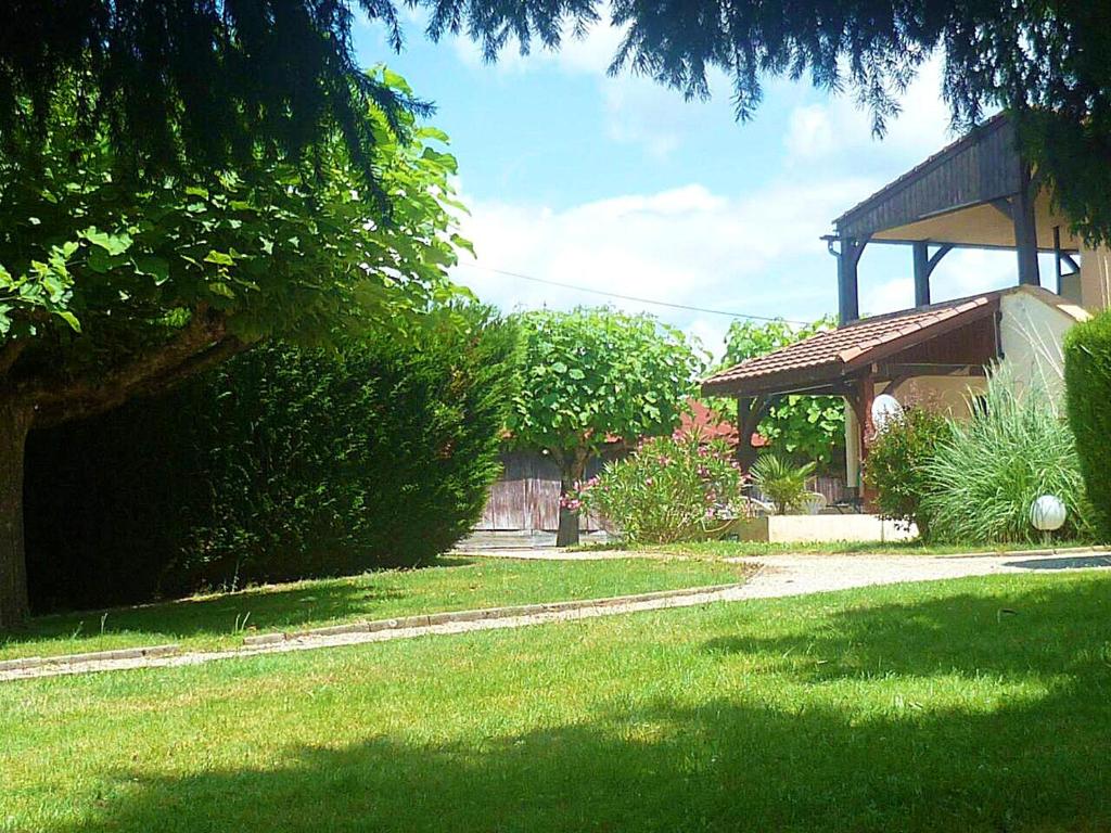 a yard with a gazebo and green grass at Maison de 2 chambres avec piscine partagee jardin amenage et wifi a Saint Genies a 8 km de la plage in Saint-Geniès