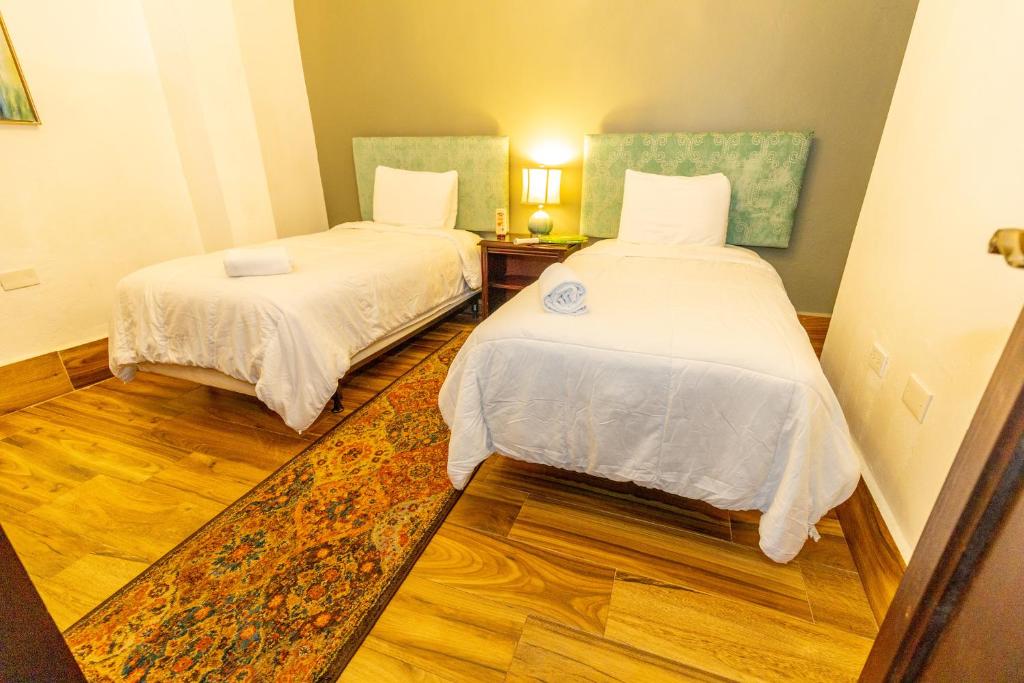 Postel nebo postele na pokoji v ubytování CasaBlanca Hotel