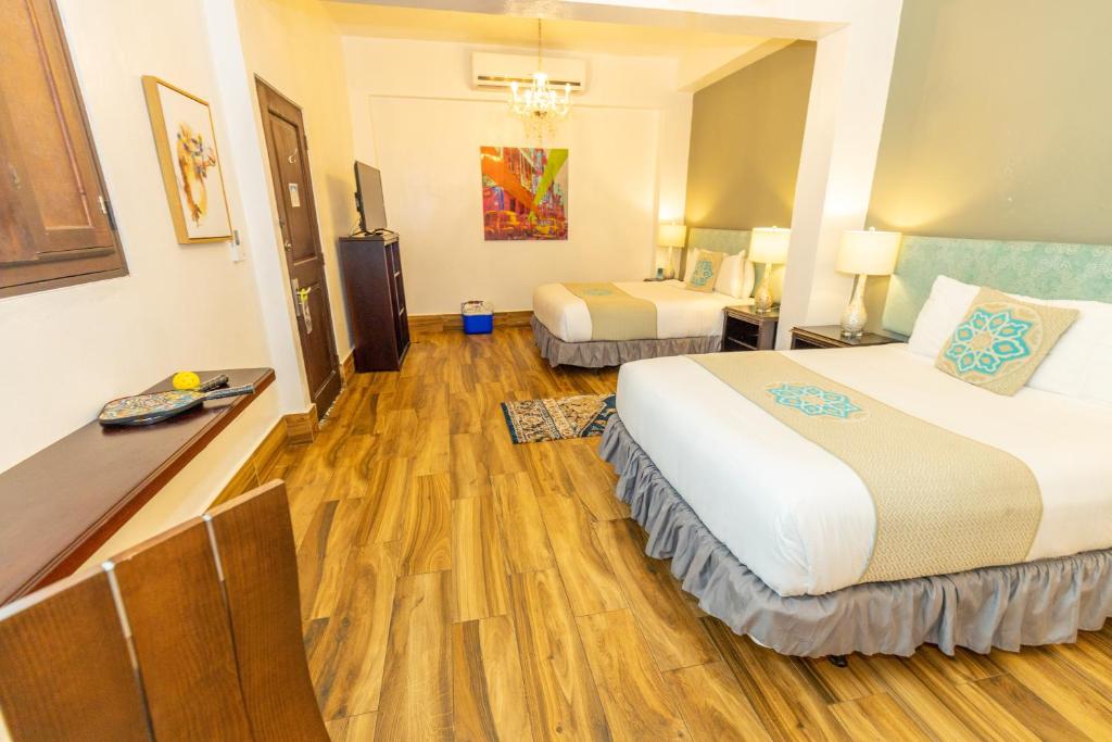 Postel nebo postele na pokoji v ubytování CasaBlanca Hotel