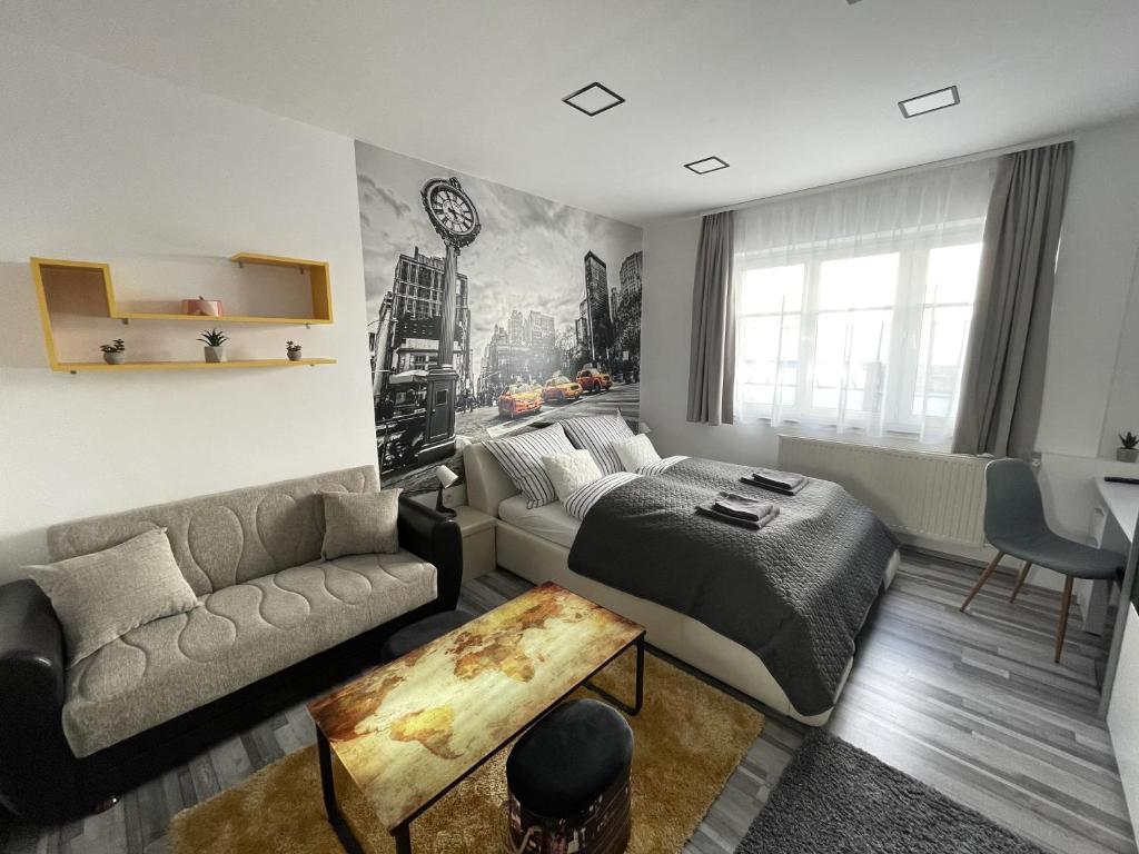 uma sala de estar com uma cama e um sofá em BRS22 Rooms em Győr