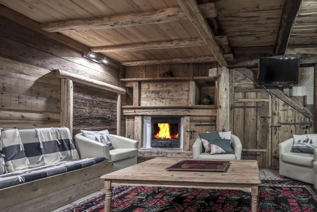 Cabaña de madera con sala de estar con chimenea en Chalet ferme Laiterie, en Peisey-Nancroix