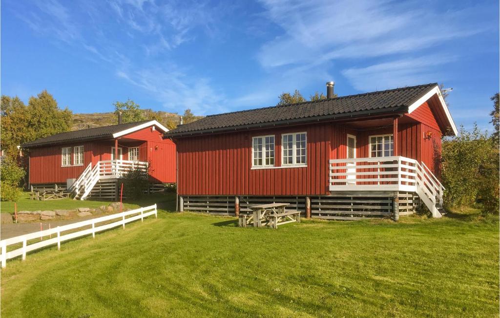 una casa rossa con una recinzione bianca davanti di Stunning Home In Offersy With House A Panoramic View a Offersøy