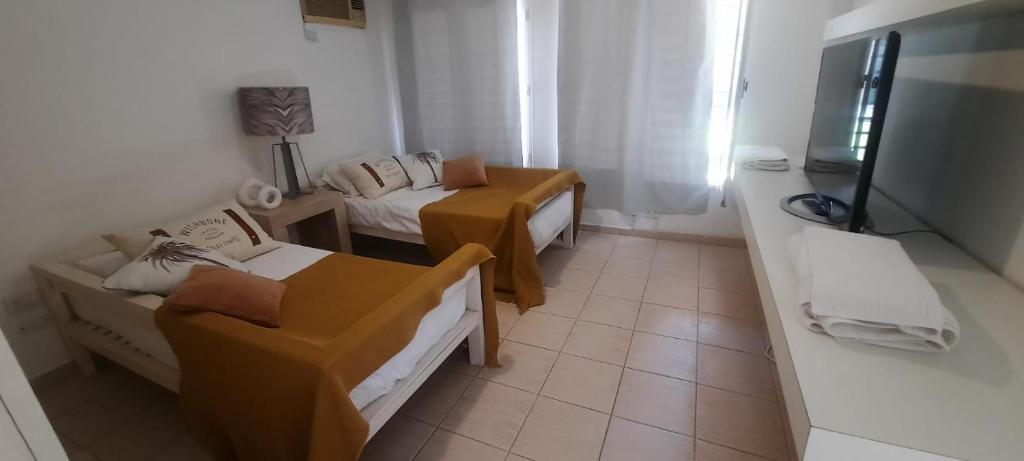 Kleines Zimmer mit 2 Betten und einem Tisch in der Unterkunft Berenguer Inmobiliaria in La Rioja