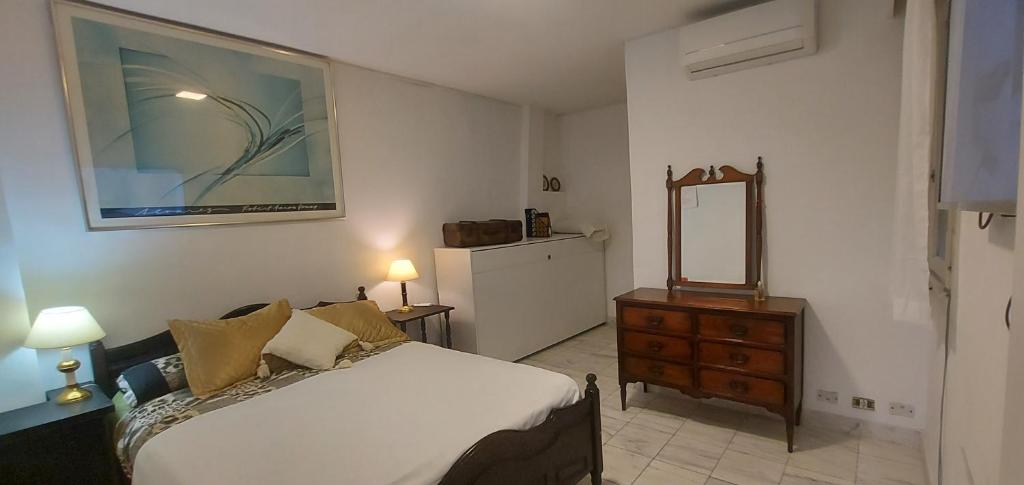 1 dormitorio con cama, espejo y tocador en Casco Histórico en Buenos Aires
