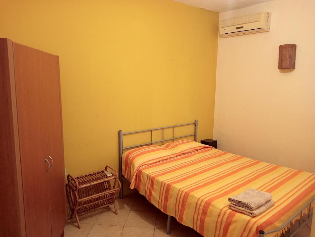 a small bedroom with a bed and a closet at One bedroom appartement at Pereybere Grand Baie 350 m away from the beach with enclosed garden and wifi in Pereybere