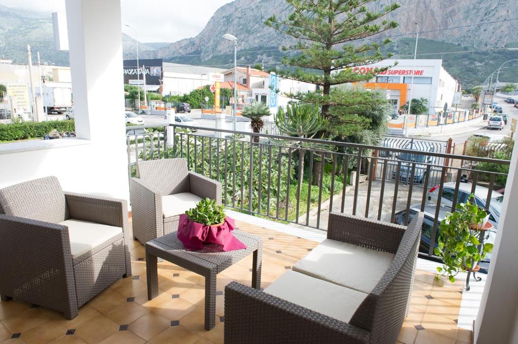 balkon z krzesłami i stołem z widokiem na miasto w obiekcie Casa vacanze Ines w mieście Carini
