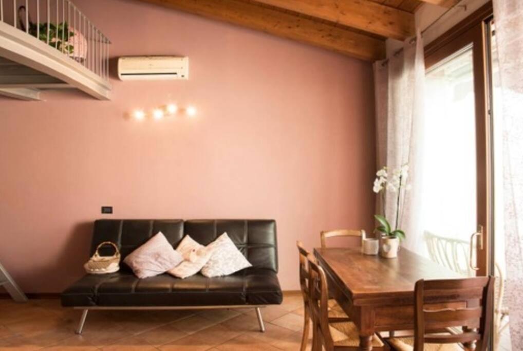 un soggiorno con divano e tavolo di Les Maisons des Fleurs a San Bartolomeo