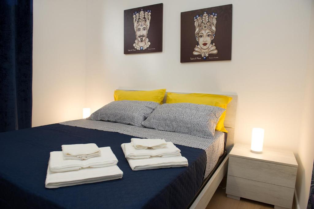 sypialnia z łóżkiem i dwoma ręcznikami na nim w obiekcie Casa vacanze Ines w mieście Carini