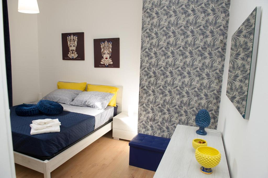 Dormitorio pequeño con cama y mesa en Casa vacanze Ines, en Carini