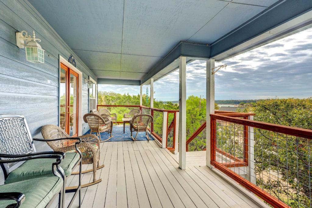 - une terrasse couverte avec des chaises et une table dans l'établissement Canyon Lake Getaway with Nearby Boat Ramp!, à Canyon Lake