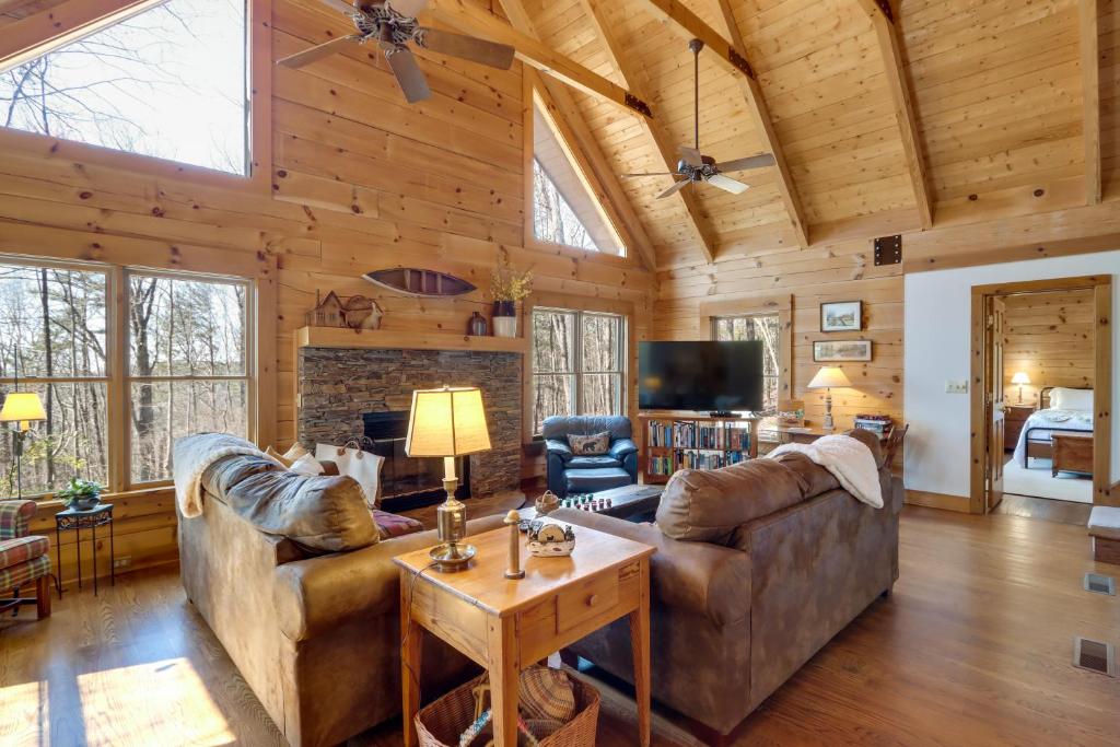 sala de estar con 2 sofás y chimenea en Family-Friendly Jasper Cabin with Deck!, en Jasper