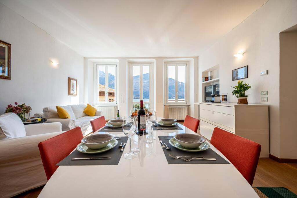 comedor con mesa y sillas rojas en The View Apartment, en Domaso