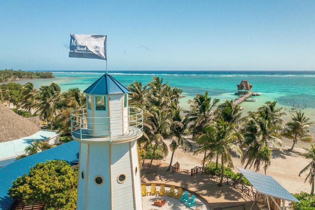 eine Flagge auf einem Leuchtturm am Strand in der Unterkunft Margaritaville Beach Resort Ambergris Caye - Belize in San Pedro