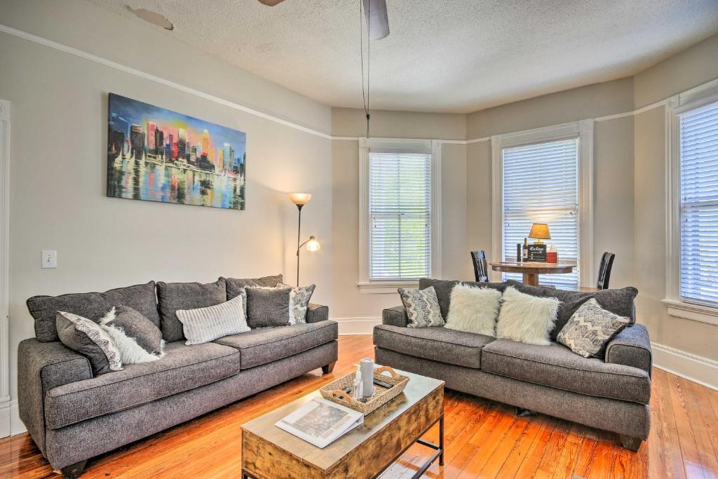 uma sala de estar com dois sofás e uma mesa em Airy Vacation Rental in Augusta, Georgia! em Augusta
