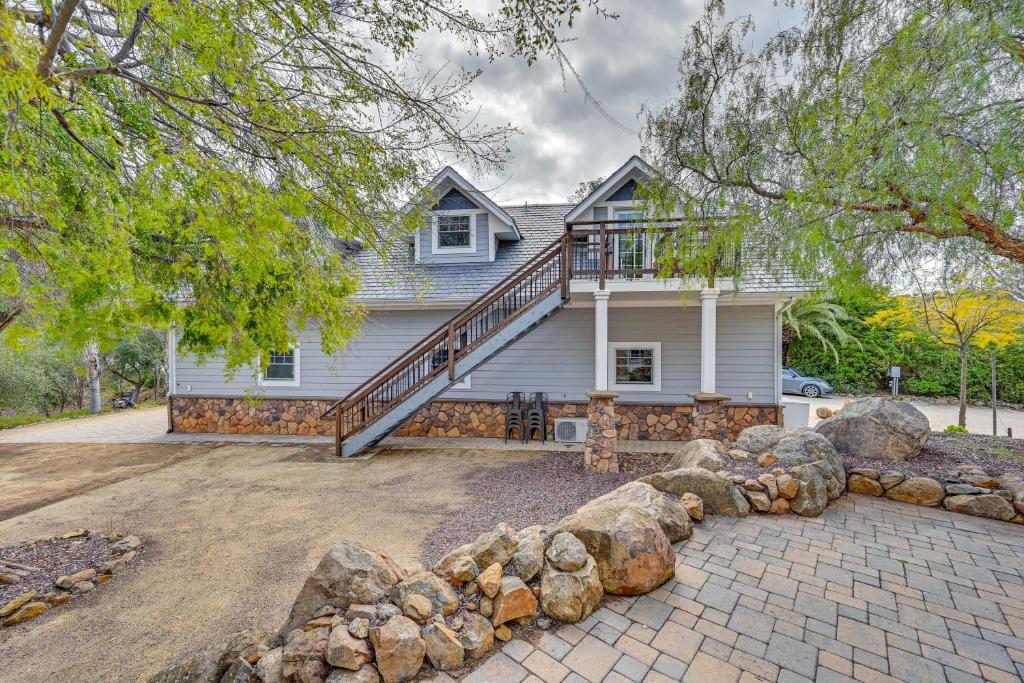 Apartment Southern California Hilltop Studio with Balcony, Ramona, USA