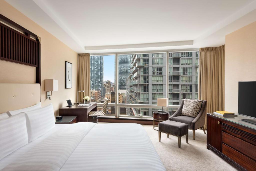 Postel nebo postele na pokoji v ubytování Shangri-La Toronto