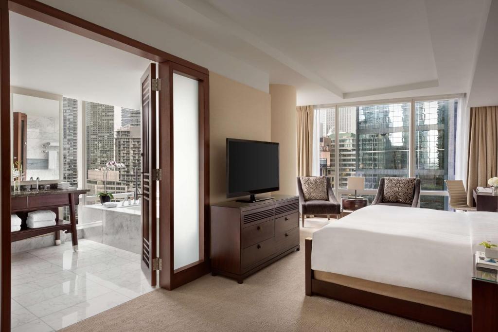 TV a/nebo společenská místnost v ubytování Shangri-La Toronto