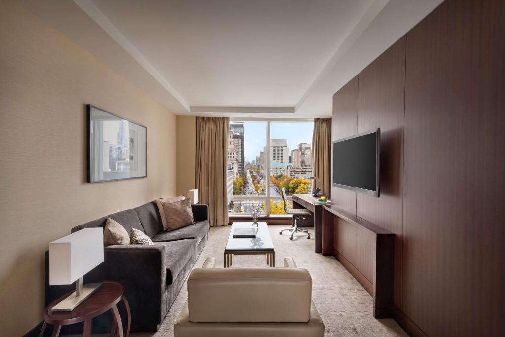 TV a/nebo společenská místnost v ubytování Shangri-La Toronto