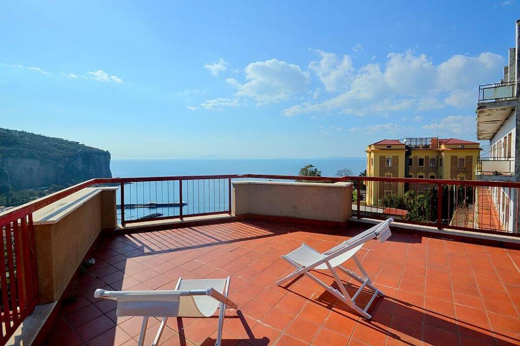 einen Balkon mit 2 Stühlen und Meerblick in der Unterkunft Casa Paradiso in Vico Equense