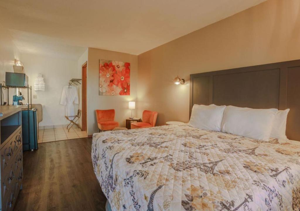 Letto o letti in una camera di Shady Acre Inn and Suites