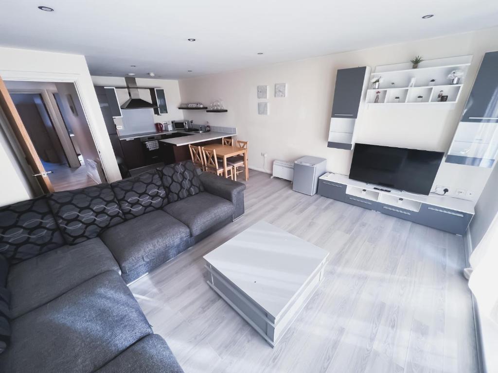 sala de estar con sofá y mesa en Spacious 2 Bed Flat, Free Parking, Close to town, en Mánchester