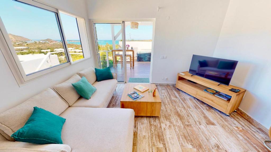 TV a/nebo společenská místnost v ubytování Orient Bay - Amazing Sea View - House 3BD and 4BD - Apartment 1 BD Sea View - 1 Studio View Mountain