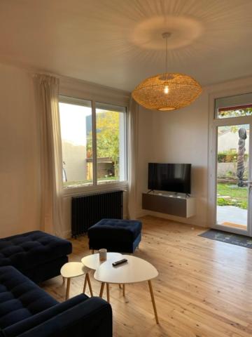 salon z kanapą i stołem w obiekcie Maison rouge w mieście Millau