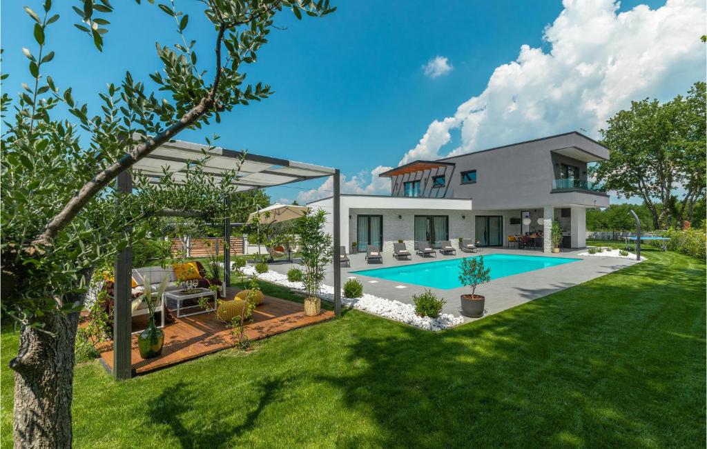 una casa con un patio con piscina en Awesome Home In Sivati With Jacuzzi, en Šivati