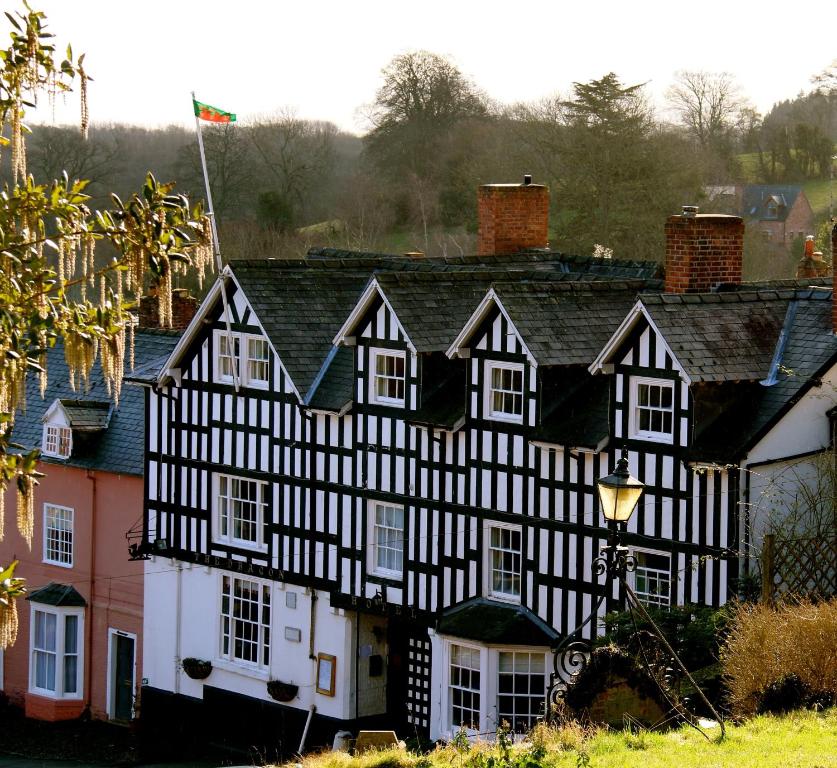 una casa en blanco y negro con luz de la calle en The Dragon Hotel en Montgomery