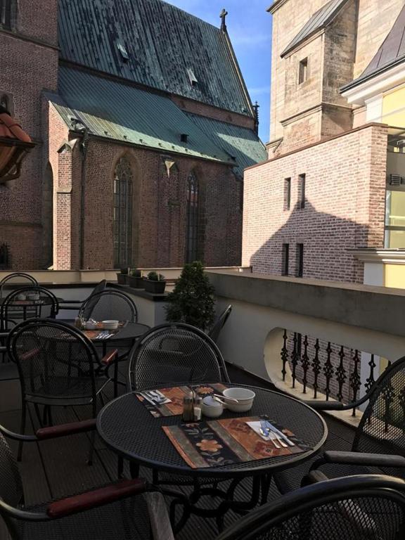 Un restaurante u otro lugar para comer en Hotel Vacek Pod Věží