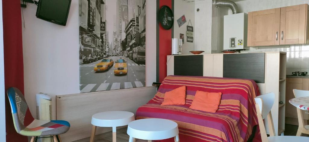 Cette petite chambre comprend un lit et des tabourets. dans l'établissement Studio Sentosa bord de plage du Môle, au Cap d'Agde