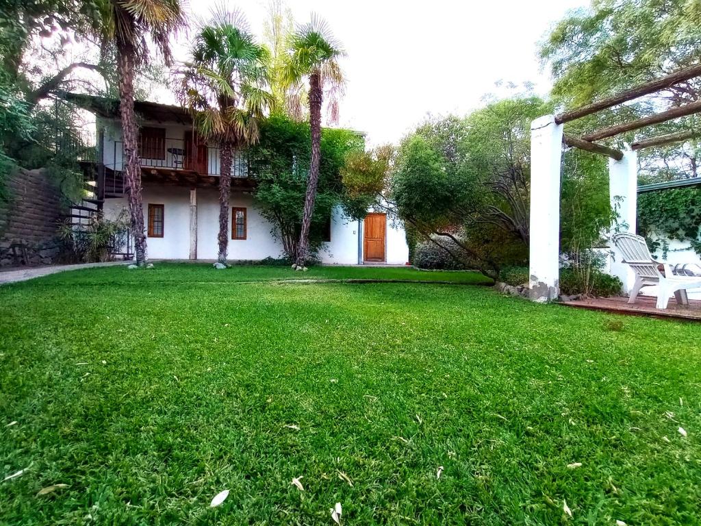 查克拉斯德科里亞的住宿－Aires de Coria，一个带草坪的白色房子的院子