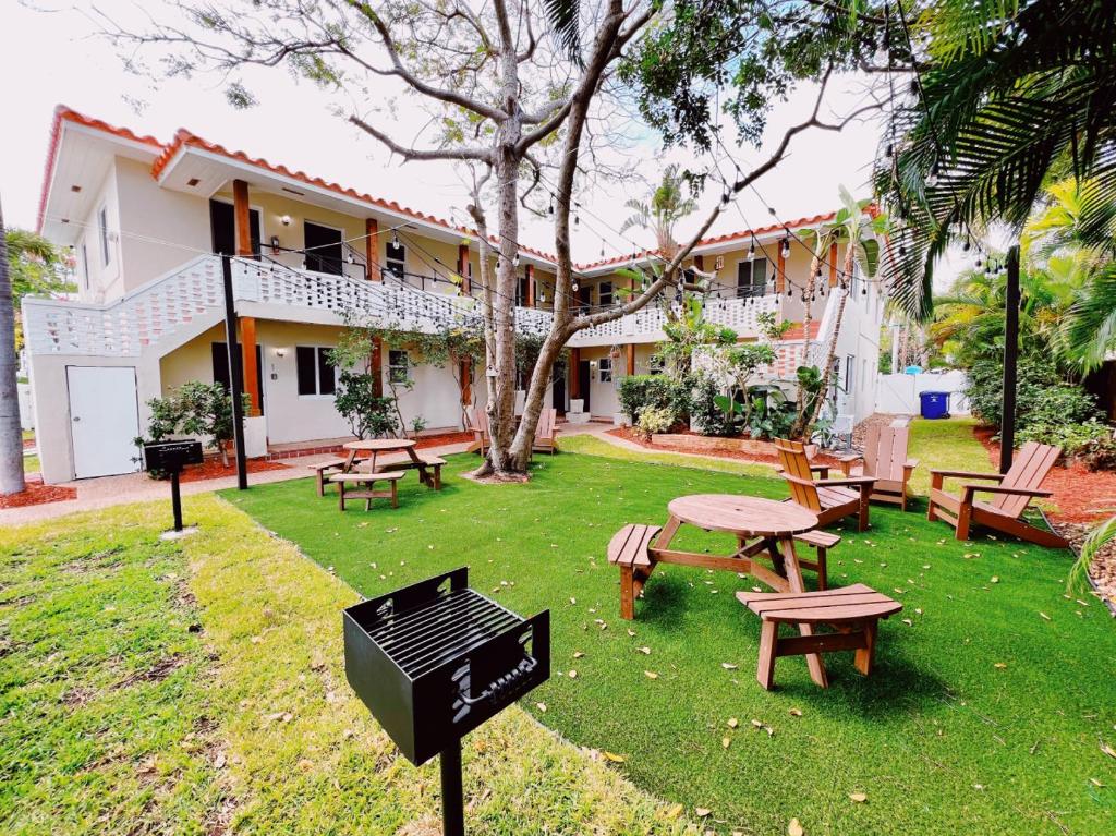 Un parque con mesas de picnic y una parrilla frente a un edificio. en The Leeward Apartments By Lowkl, en Fort Lauderdale