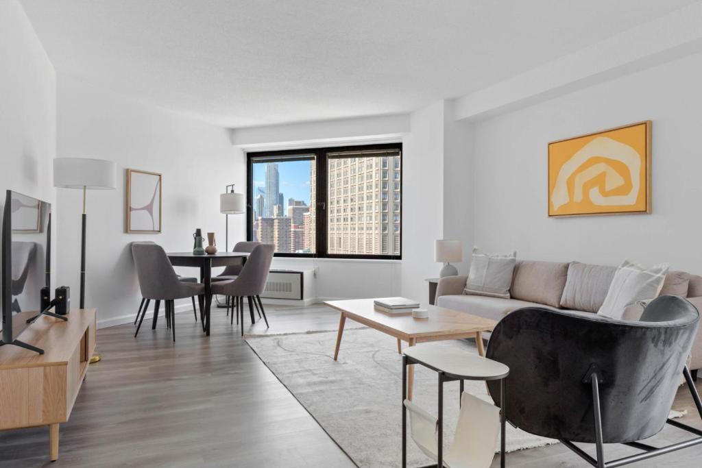 Телевизор и/или развлекательный центр в Kips Bay 1br w doorman wd nr East River NYC-978