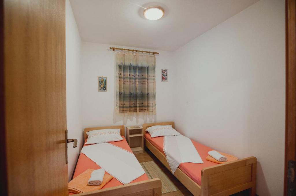 Postel nebo postele na pokoji v ubytování Apartments Antun