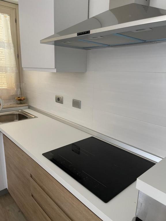 A kitchen or kitchenette at NEWHOUSE ROOFTOP - Super Penthouse Seaview