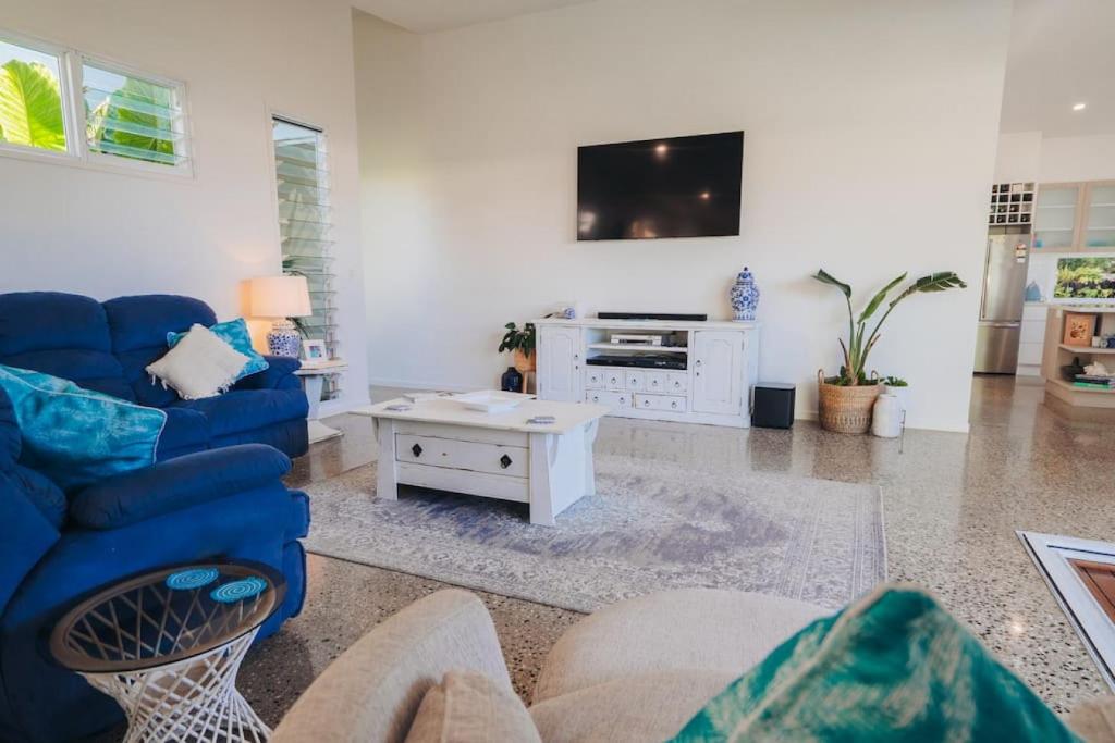 Pet friendly house with pool walk to the beach, Maroochydore Updated