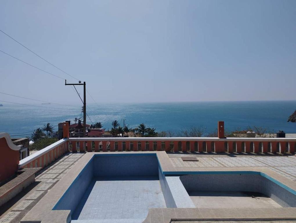uma piscina em cima de uma casa com o oceano em Casa vista mar em Salina Cruz