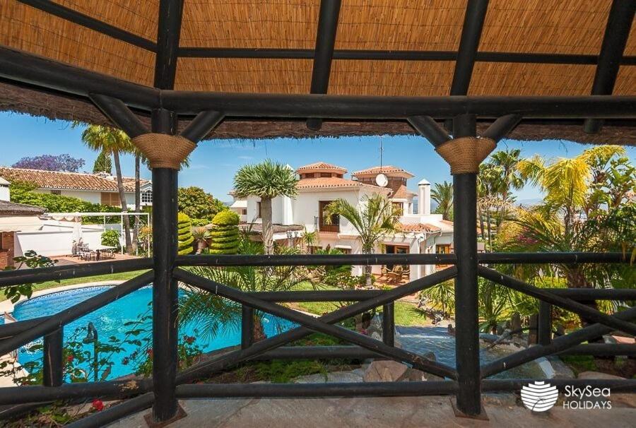 - une vue sur une maison et une piscine dans l'établissement Sky Sea Holidays VILLA MONTILLA, à Alhaurín de la Torre