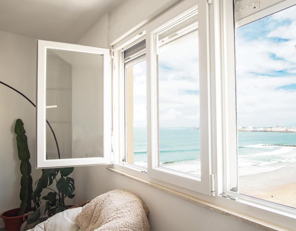 ein offenes Fenster mit Meerblick in der Unterkunft Ocean View Ha Apartment in Cádiz