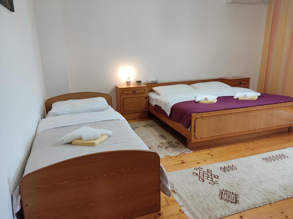 two beds sitting next to each other in a room at Apartman Ruza in Vela Luka