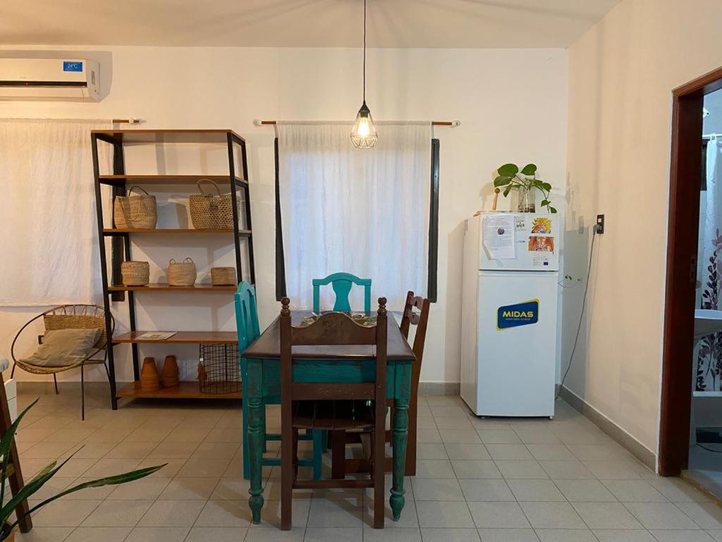 uma sala de jantar com uma mesa e um frigorífico em Luminoso departamento en Planta Alta em Formosa